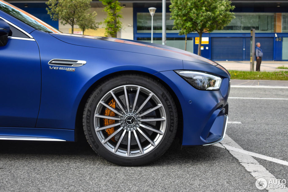 Mercedes-AMG GT 4-Door Coupe pe albastru mat