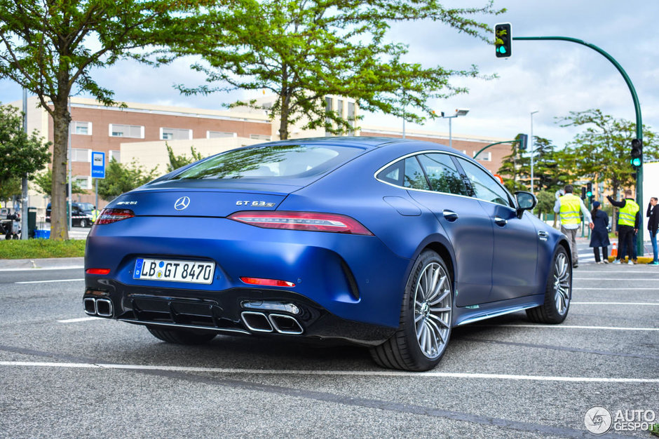 Mercedes-AMG GT 4-Door Coupe pe albastru mat