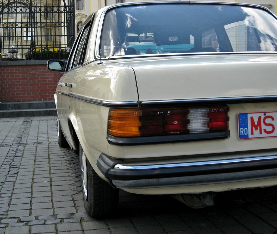 Mercedes-Benz 240 w123