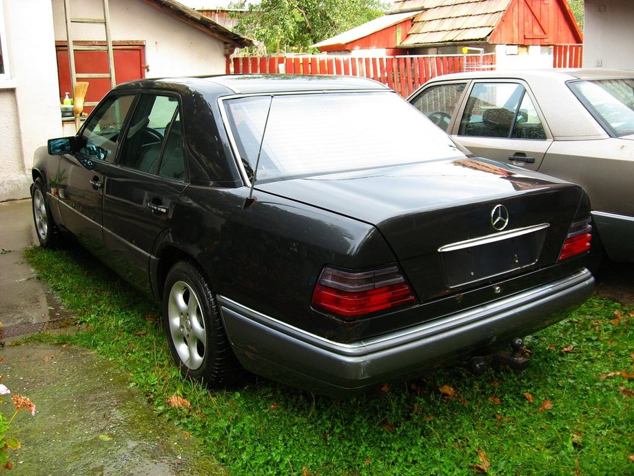 Mercedes-Benz E 300 OM606