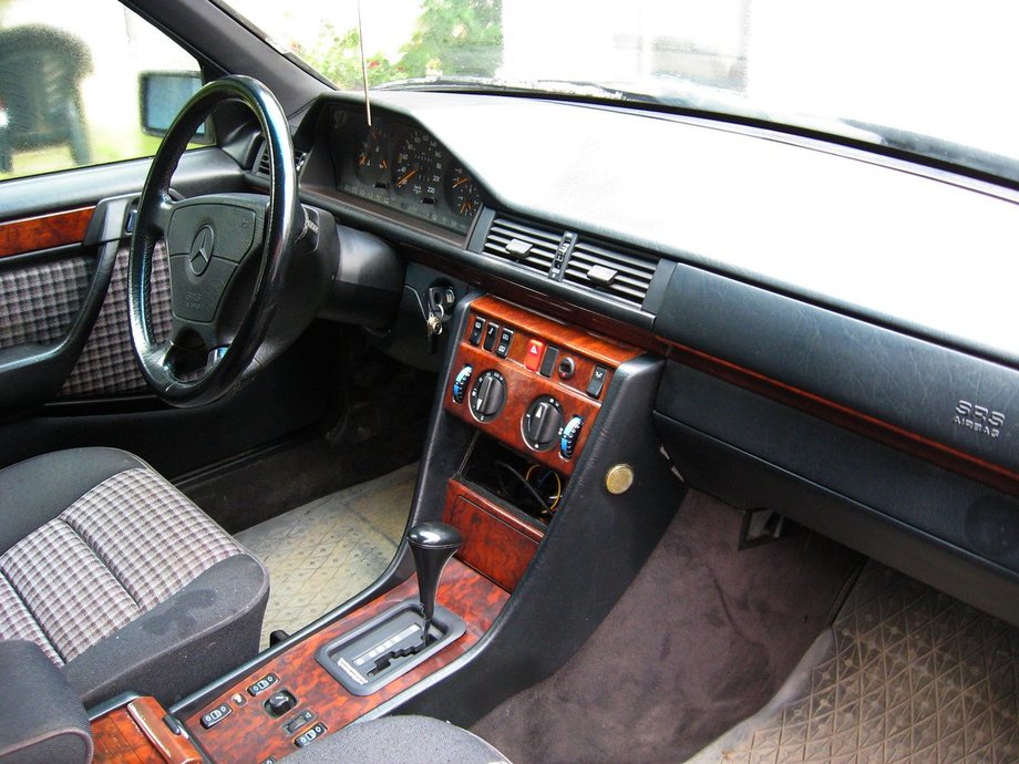 Mercedes-Benz E 300 OM606