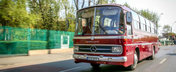 Un autocar Mercedes-Benz cu care mergeai in excursie pe vremea lui Ceausescu e de vanzare la un pret...
