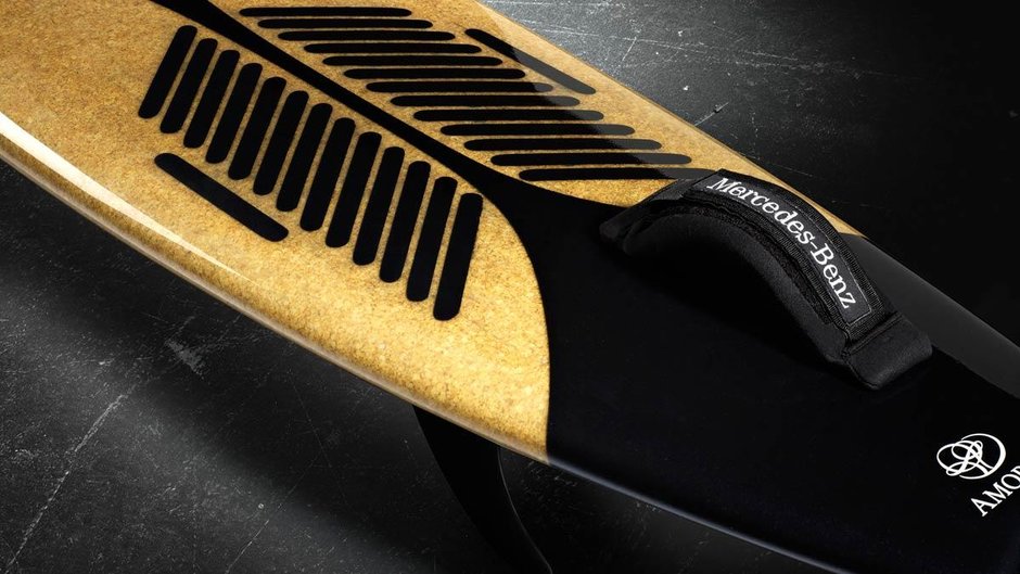 Mercedes-Benz produce placi de surf din... pluta Mercedes-Benz produce placi de surf din... pluta