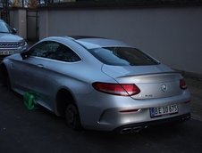 Mercedes C63 AMG cu rotile furate