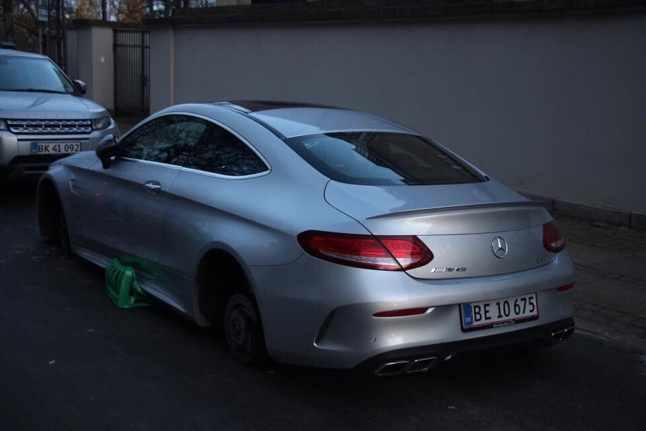 Mercedes C63 AMG cu rotile furate