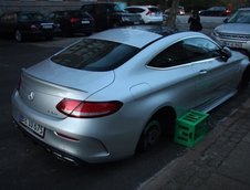 Mercedes C63 AMG cu rotile furate