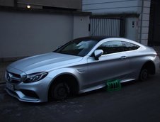 Mercedes C63 AMG cu rotile furate