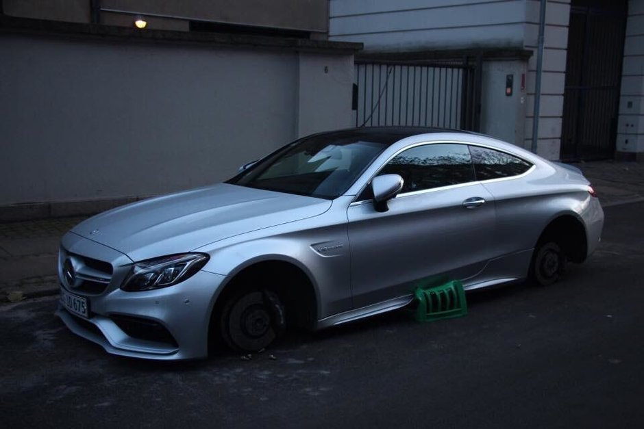 Mercedes C63 AMG cu rotile furate