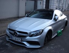 Mercedes C63 AMG cu rotile furate