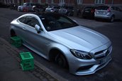 Mercedes C63 AMG cu rotile furate