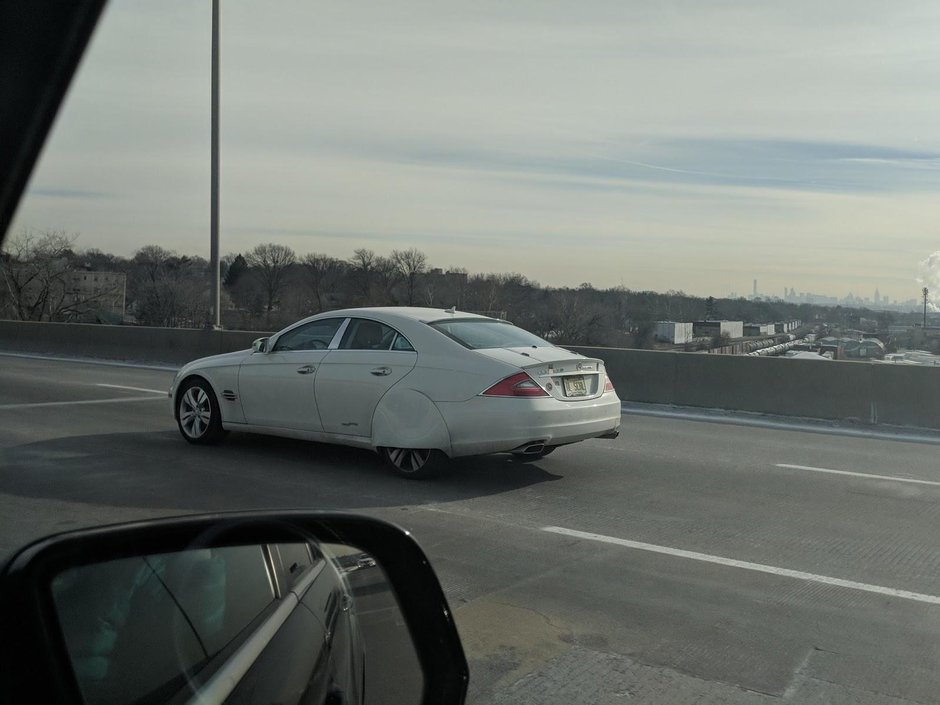 Mercedes CLS cu capace la roti