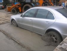 Mercedes E-Class blocat in ciment