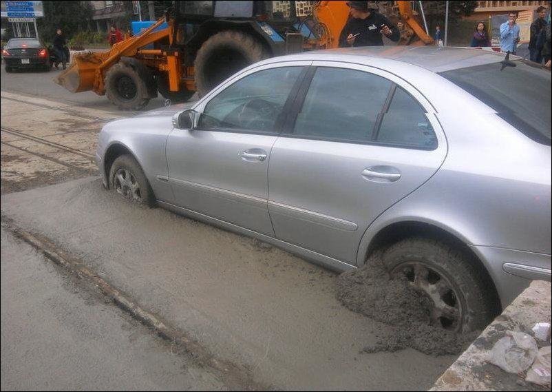 Mercedes E-Class blocat in ciment