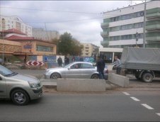 Mercedes E-Class blocat in ciment