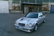 Mercedes E-Class cu motor V8 de 6.0 litri