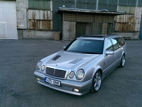 Mercedes E-Class cu motor V8 de 6.0 litri