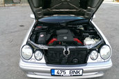 Mercedes E-Class cu motor V8 de 6.0 litri