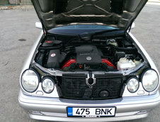 Mercedes E-Class cu motor V8 de 6.0 litri