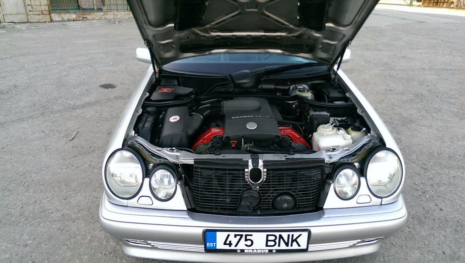 Mercedes E-Class cu motor V8 de 6.0 litri