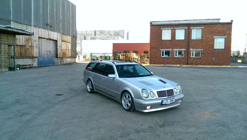 Mercedes E-Class cu motor V8 de 6.0 litri