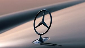 Mercedes isi schimba sigla