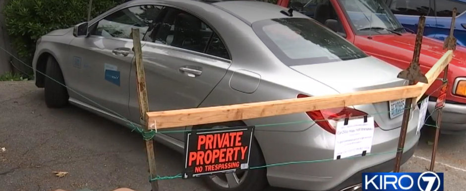 Mercedes luat ostatic dupa ce soferul a parcat pe spatiu privat Mercedes luat ostatic dupa ce soferul a parcat pe spatiu privat