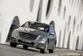 Mercedes R-Class isi arata noua fata