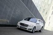 Mercedes R-Class isi arata noua fata
