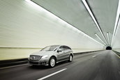 Mercedes R-Class isi arata noua fata
