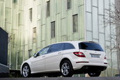 Mercedes R-Class isi arata noua fata