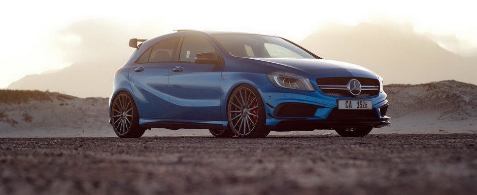 Mercedes-ul A45 AMG arata fabulos pe albastru si cu jante Vossen