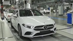 Mercedes-ul cu motor de Dacie este acum produs si intr-o tara vecina cu Romania. Imagini exclusive din fabrica