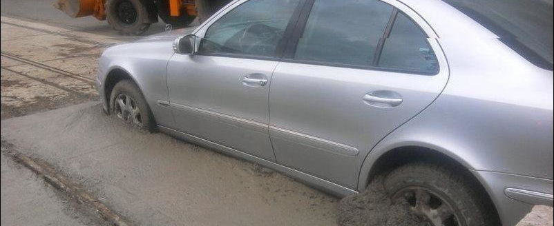 Mercedes-ul, femeia si cimentul proaspat turnat Mercedes-ul, femeia si cimentul proaspat turnat
