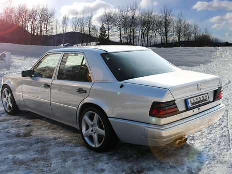 Mercedes W124 de la Carbon Motors