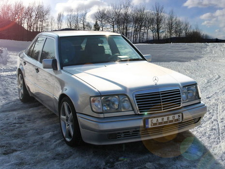 Mercedes W124 de la Carbon Motors