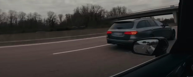 Mergeau cu 100 km/h pe autostrada cand, deodata, au primit FLASH-uri sa elibereze banda. Erau mult prea inceti pentru aceasta masina