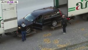 Metoda ingenioasa prin care urci o masina intr-un camion