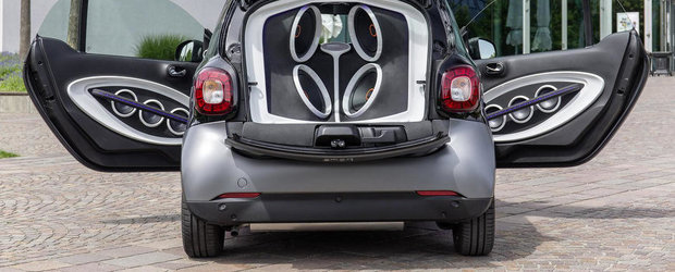 Mic, dar incapator: JBL inghesuie 16 difuzoare intr-un Smart ForTwo