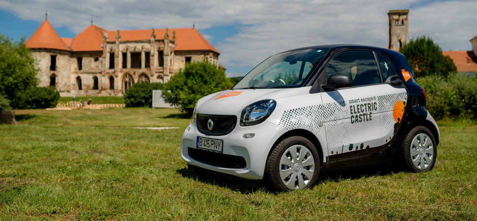 Micutele masini smart vor fi Official Ride la Electric Castle Festival