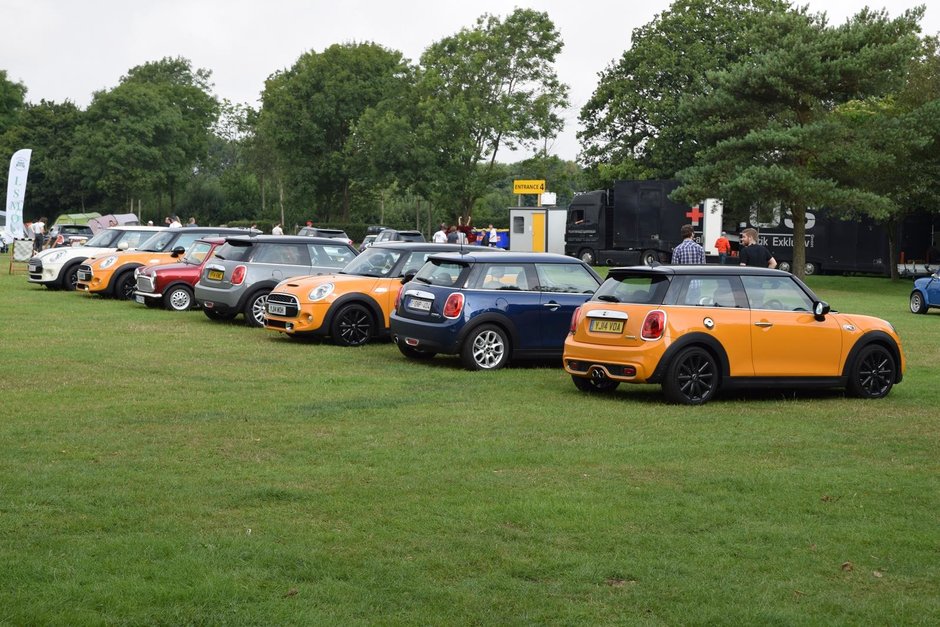 MINI, marca britanica ce aniverseaza 55 de ani MINI, marca britanica ce aniverseaza 55 de ani