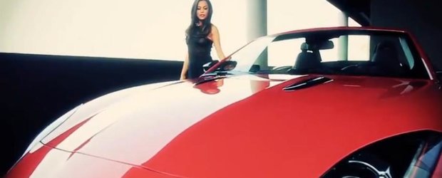 Miss Playboy 2013 pozeaza alaturi de un Jaguar F-Type