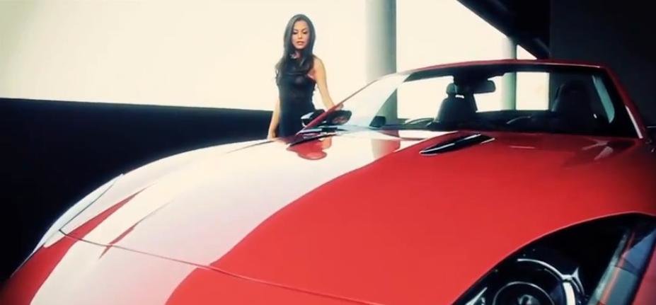 Miss Playboy 2013 pozeaza alaturi de un Jaguar F-Type