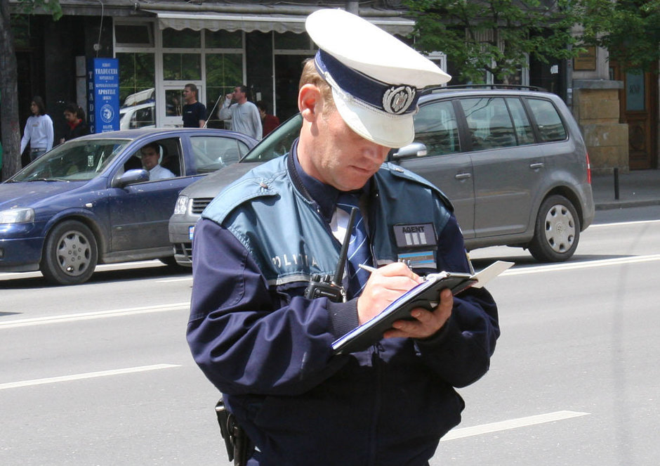 Mit sau realitate: politistul rutier este obligat sa incaseze amenda pe loc