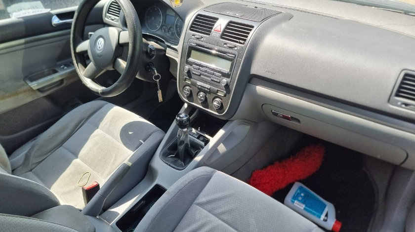 Mocheta podea interior Volkswagen Golf 5 2004 hatchback 2.0 tdi BKD