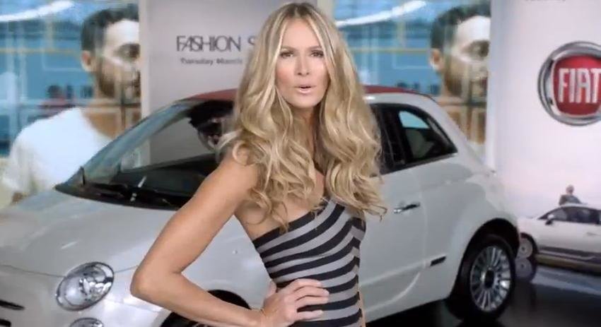 Modelul Elle Macpherson face reclama la Fiat 500