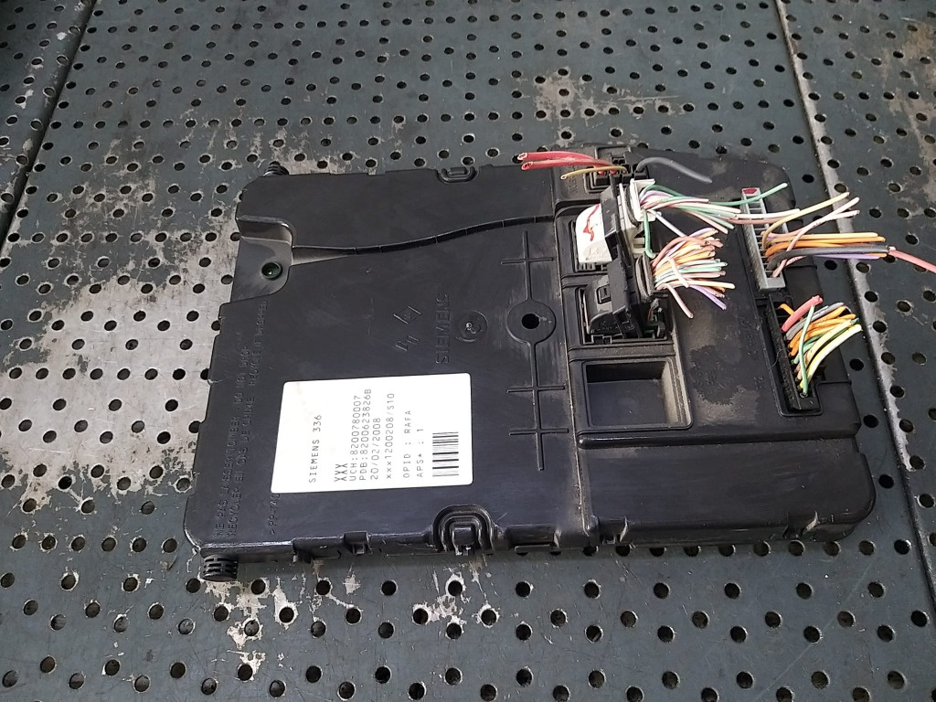 Modul calculator confort uch renault megane 2 8200780007 u118400140j 8200623826b