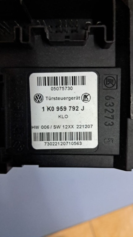 Modul cu motoras usa dreapta fata Vw Touran Golf 6 Golf 5 Caddy Skoda Octavia cod 1T0959702D / 1K095...