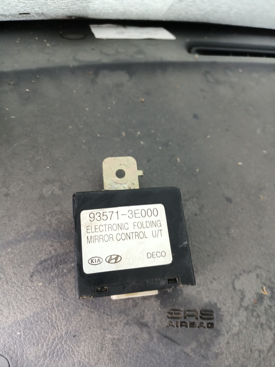 MODUL . RELEU COD 93571-3E000 REGLAJ OGLINZI KIA SORENTO 1 FAB. 2002 – 2009
