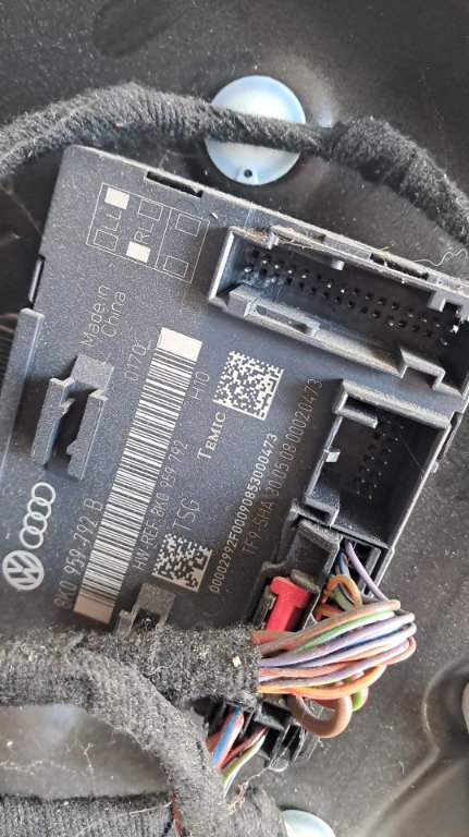Modul usa dreapta fata Audi A4 B8 2.0 TDI cod motor CAG ,transmisie automata, an 2011 combi cod 8k09...