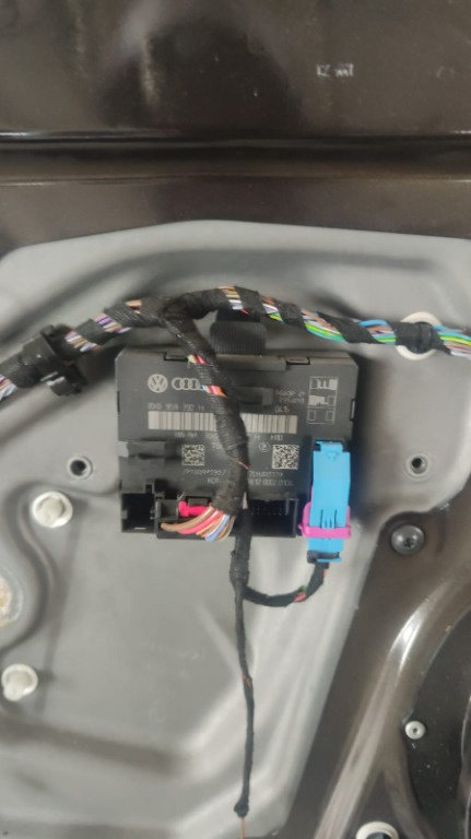 Modul usa dreapta fata Skoda Superb 2.0 TDI cod motor CLJ ,transmisie automata ,an 2013 cod 8X095979...